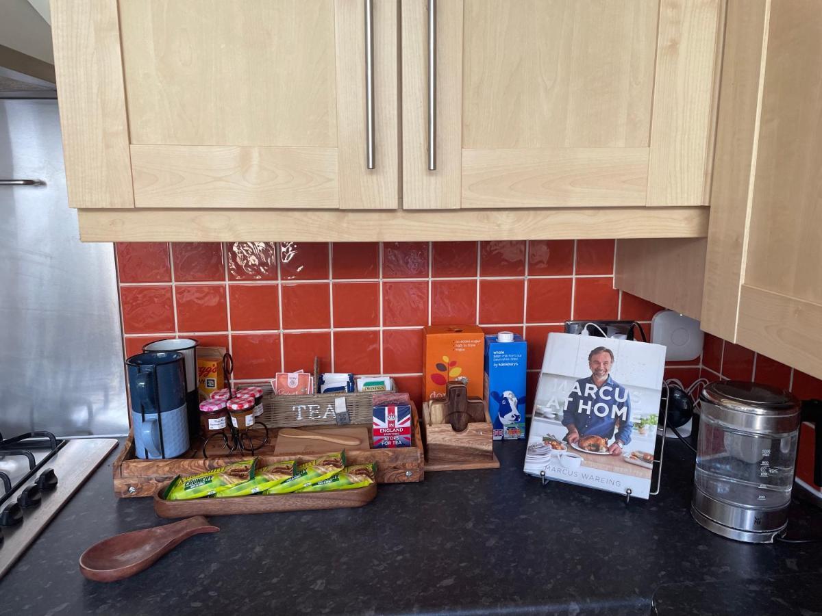 Apartament Homely 2 Levels Flat W Private Garden Londra